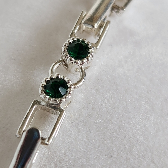 Avon Faux Emerald Rhinestone Silvertone Tennis Bracelet 7 1/2 Inches Long - Picture 3 of 4